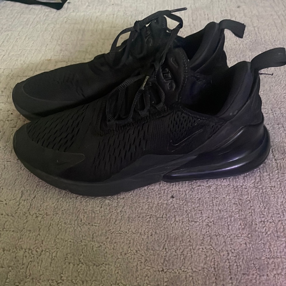 woman’s nike air max 270 black